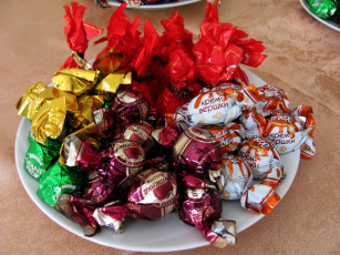 Картинка еда конфеты +шоколад +сладости тарелка лакомство ассорти