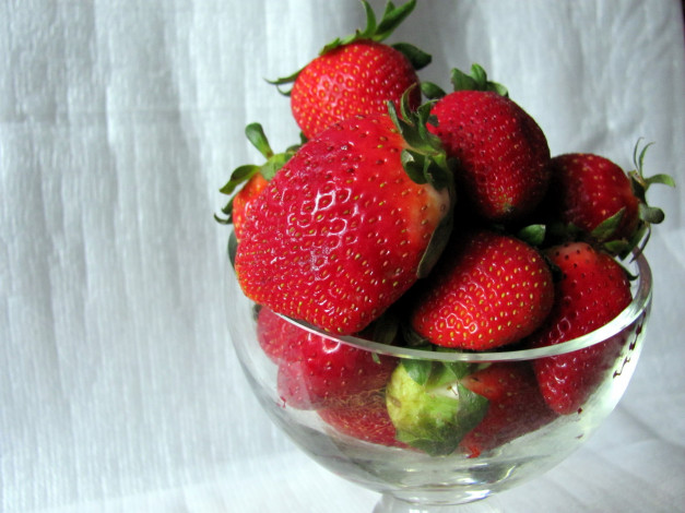 Обои картинки фото еда, клубника,  земляника, макро, ягоды, бокал