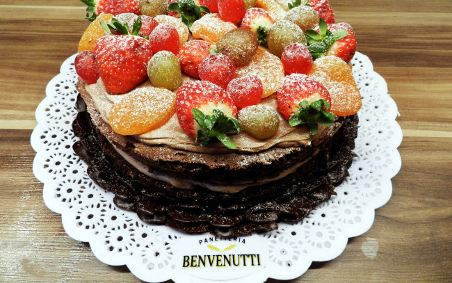 Обои картинки фото еда, торты, курага, виноград, клубника