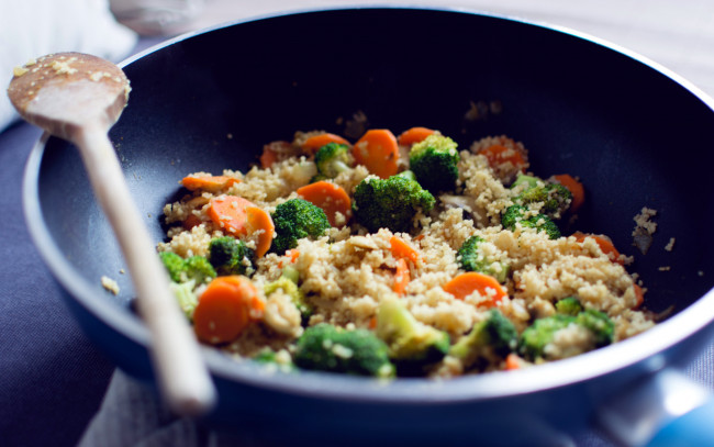 Обои картинки фото еда, вторые блюда, киноа, морковь, брокколи