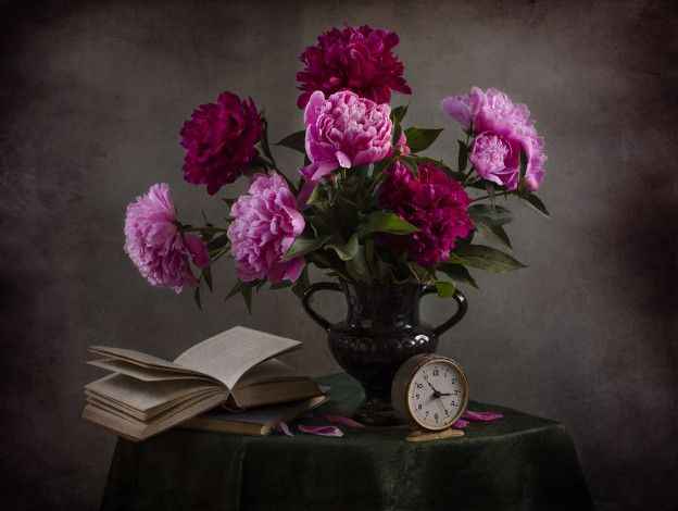 Обои картинки фото цветы, пионы, аромат, пионов, чтение, стол, скатерть, светлана, андреянова, натюрморт, книги, винтаж, букет