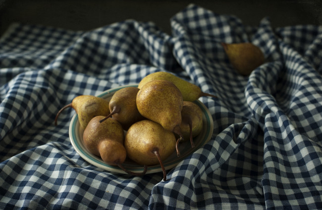 Обои картинки фото еда, груши, груша, миска, ткань