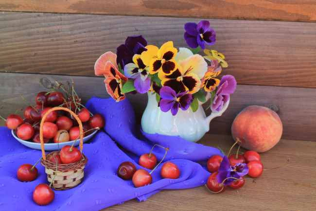 Обои картинки фото еда, натюрморт, анютины, глазки, вишня, цветы, ваза, персик