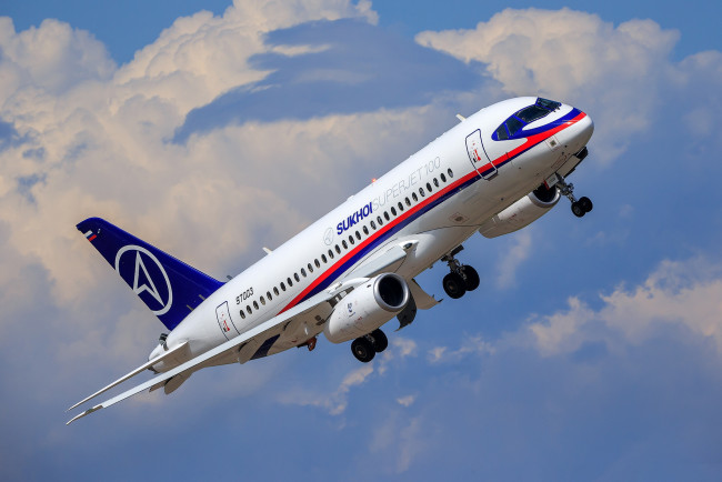 Обои картинки фото sukhoi superjet 100, авиация, пассажирские самолёты, авиалайнер
