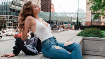 Картинка девушки -+блондинки +светловолосые девушка модель джинсы тёртые стройная сексуальная секси причёска флирт блондинка красотка поза взгляд макияж