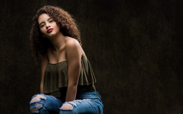 обоя curly camila, девушки, curly, camila, девушка, модель, мулатка, красотка, поза, взгляд, макияж, причёска, стройная, сексуальная, кудряшки, флирт