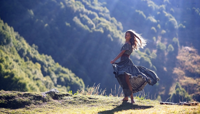 Обои картинки фото девушки, - брюнетки,  шатенки, горы, девушка, тень, платье