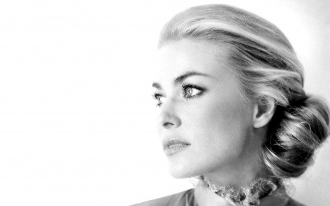 Обои картинки фото девушки, carmen electra, черно-белая, лицо, взгляд