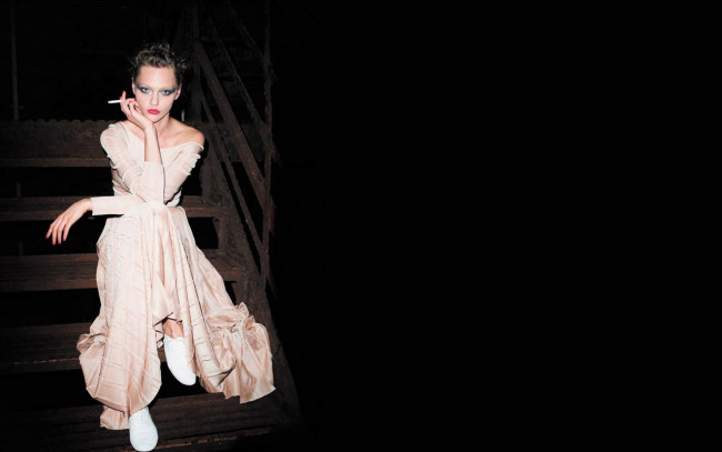 Обои картинки фото девушки, саша пивоварова, модель, сигарета, платье, лестница