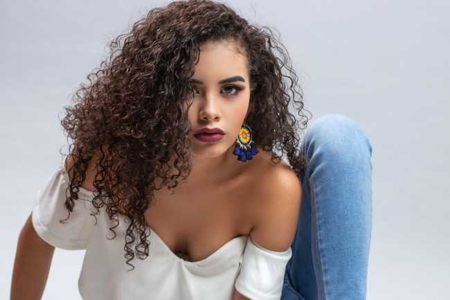 Обои картинки фото curly camila, девушки, curly, camila, девушка, модель, мулатка, красотка, поза, взгляд, макияж, причёска, стройная, сексуальная, кудряшки, флирт