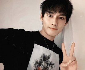 Картинка мужчины wang+zhuocheng актер футболка жест