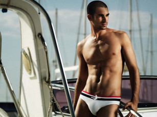 Картинка мужчины -unsort торс плавки яхта