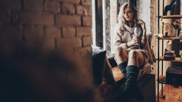 Картинка девушки -+блондинки +светловолосые окно девушка бокал гетры блондинка свитер