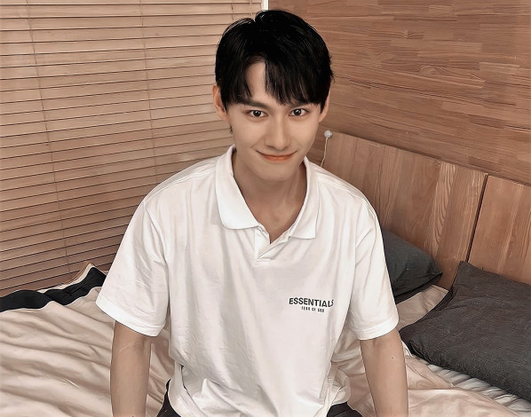 Обои картинки фото мужчины, wang zhuocheng, актер, улыбка, футболка, постель