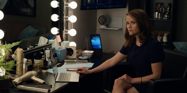 Обои картинки фото кино фильмы, the morning show , сериал, женщина, ноутбук, зеркало