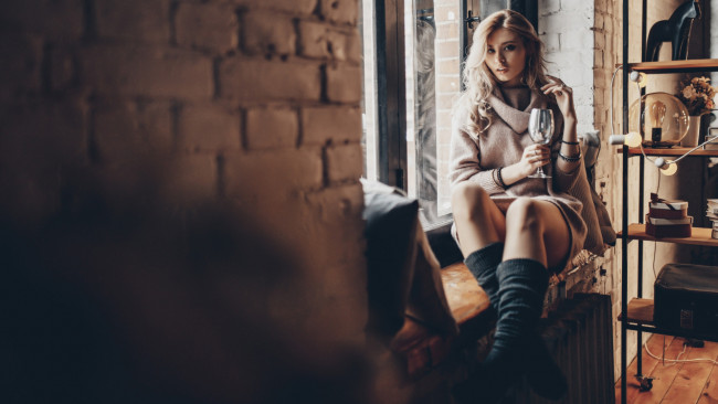 Обои картинки фото девушки, - блондинки,  светловолосые, окно, девушка, бокал, гетры, блондинка, свитер