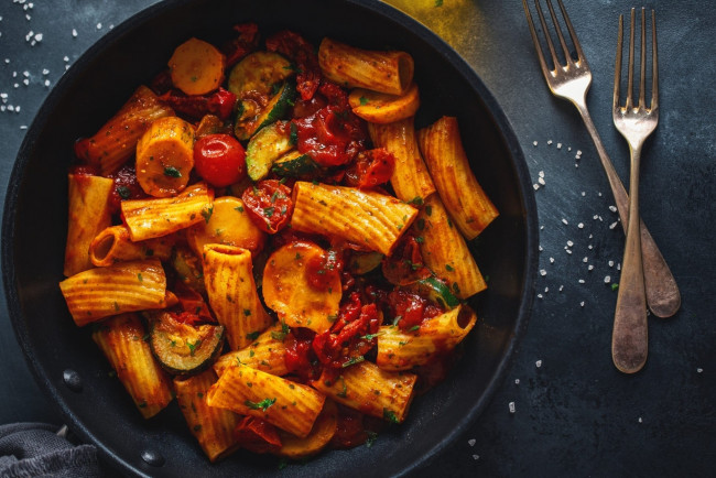 Обои картинки фото еда, макароны,  макаронные блюда, паста, овощи