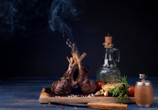 Обои картинки фото еда, мясные блюда, ребрышки, розмарин, масло, чеснок