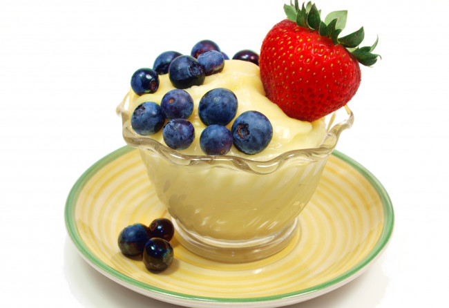 Обои картинки фото еда, мороженое, десерты, чашка, клубника, голубика