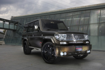 Картинка автомобили выставки уличные фото джип