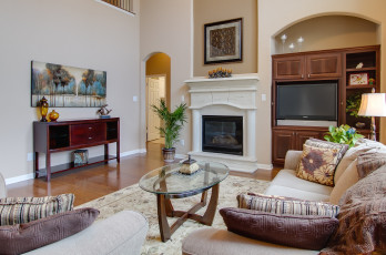 Картинка интерьер гостиная камин столик диван