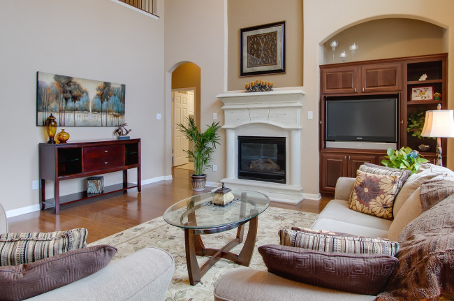 Обои картинки фото интерьер, гостиная, камин, столик, диван