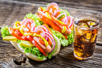 Картинка еда бутерброды +гамбургеры +канапе сосиска хотдог напиток булка лук помидоры зелень