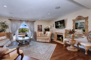 Картинка интерьер гостиная диван шторы камин кресло стол ковер