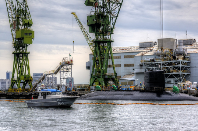 Обои картинки фото корабли, разные вместе, субмарина, катер, порт