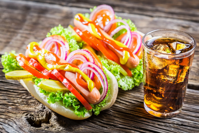 Обои картинки фото еда, бутерброды,  гамбургеры,  канапе, сосиска, хотдог, напиток, булка, лук, помидоры, зелень