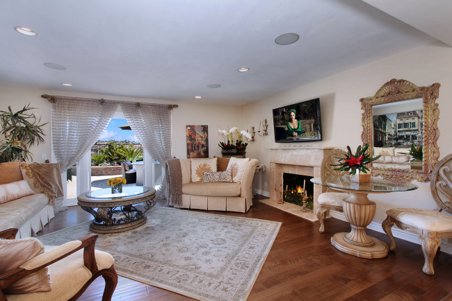 Обои картинки фото интерьер, гостиная, диван, шторы, камин, кресло, стол, ковер