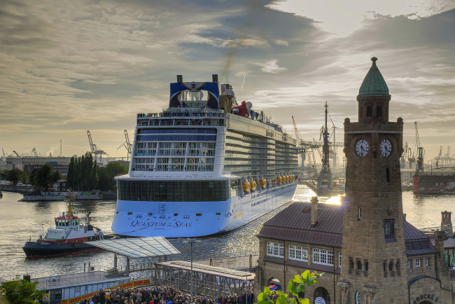 Обои картинки фото quantum of the seas, корабли, лайнеры, порт, лайнер, буксир