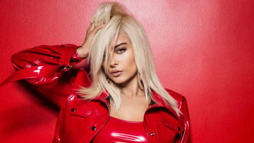 обоя bebe rexha , 2018, музыка, -другое, реджа, блета, рекса, автор, песен, американская, певица, биби, красная, куртка, bebe, rexha