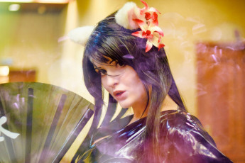 Картинка девушки -+креатив +косплей брюнетка костюм цветок дым веер