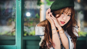 Картинка девушки -+азиатки берет браслеты