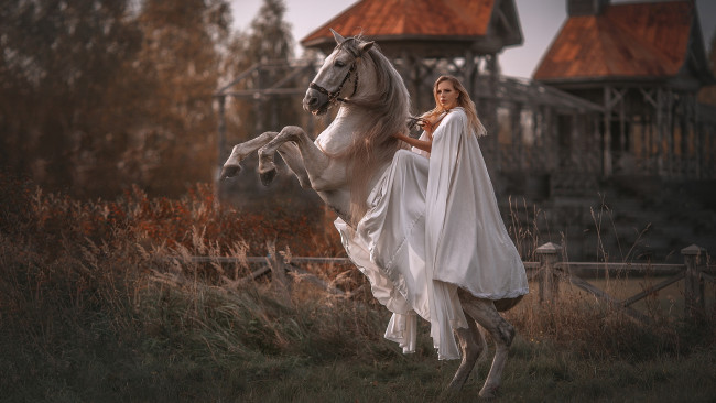 Обои картинки фото девушки, - блондинки,  светловолосые, блондинка, плащ, лошадь