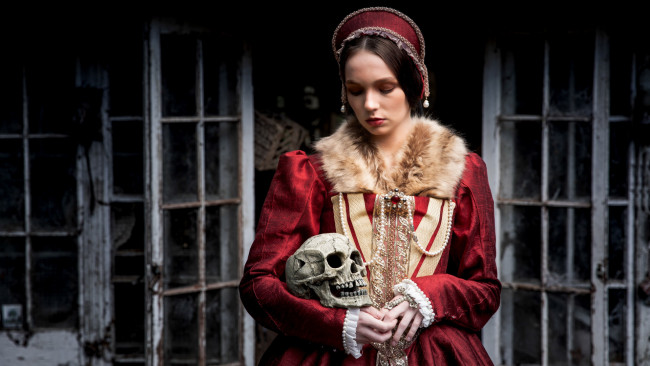 Обои картинки фото девушки, - брюнетки,  шатенки, череп, старинный, наряд