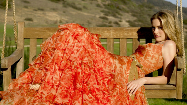 Обои картинки фото девушки, alicia silverstone, блондинка, платье, качели