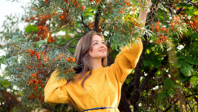 Обои картинки фото девушки, - блондинки,  светловолосые, облепиха, ягоды, девушка