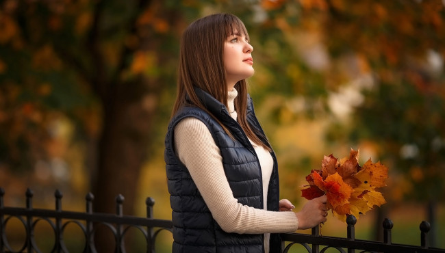 Обои картинки фото девушки, - брюнетки,  шатенки, осень, листья