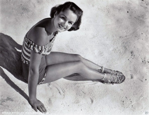 Картинка debbie+reynolds девушки -+черно-белые черно-белая купальник песок