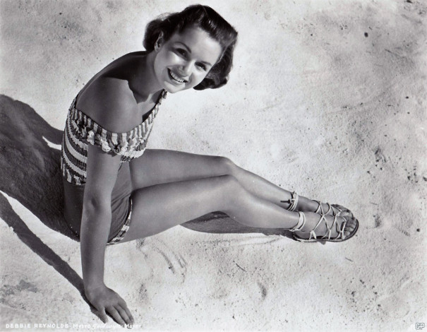 Обои картинки фото debbie reynolds, девушки, - черно-белые, черно-белая, купальник, песок