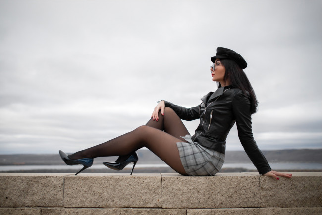 Обои картинки фото бестия, девушки, - брюнетки,  шатенки, девушка, женщина, брюнетка, темноволосая, сексуальная, модель, звезда, позирует, разная, обувь, верхняя, стильная, одежда, нижнее, эротическое, бельё, трусы, лифчик, колготки, чулки, аксессуары, макияж, и, множество, элементов, на, фотографии