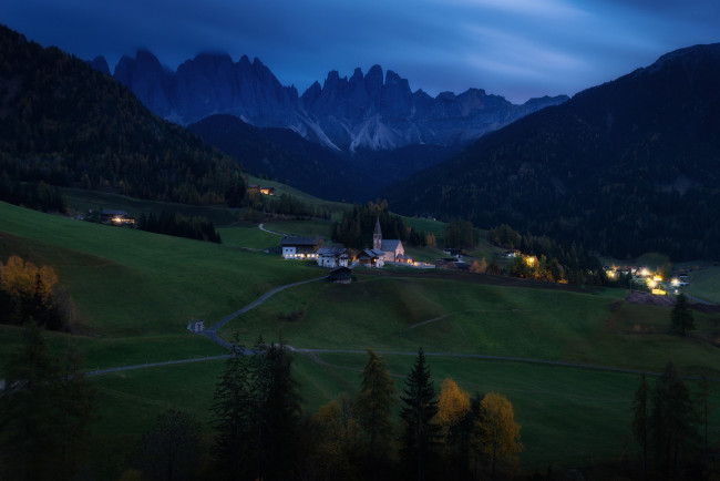 Обои картинки фото города, валь-де-фюнес,  санта-маддалена , италия, горы, долина, ночь, огни
