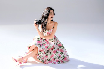 обоя dilraba dilmurat, девушки, брюнетка, платье, фотоаппарат