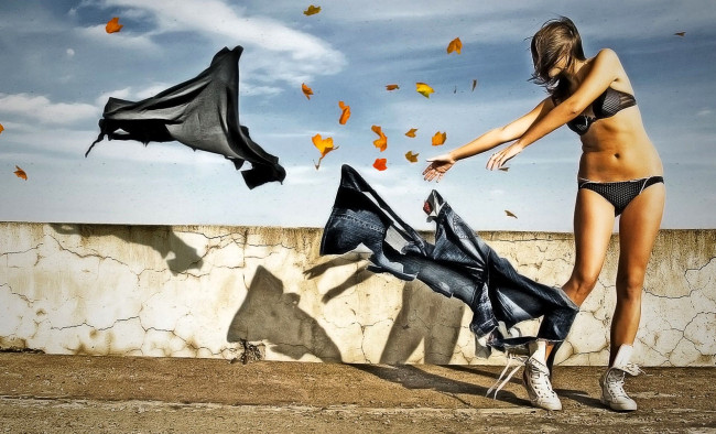 Обои картинки фото девушки, - брюнетки,  шатенки, шатенка, белье, ветер, одежда, листья