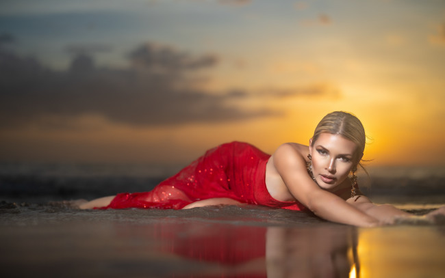 Обои картинки фото девушки, - брюнетки,  шатенки, закат, вода, поза, шатенка, серьги