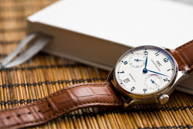 Обои картинки фото бренды, iwc schaffhausen, iwc, книги, кожа, часы, наручные, цифры, ремешок
