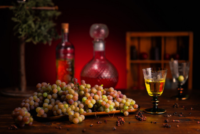 Обои картинки фото еда, виноград, бокал, ягоды