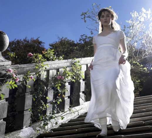 Обои картинки фото кино фильмы, pride & prejudice, девушка, платье, лестница, ступени, цветы